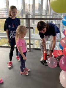 Noc Naukowców 2023_dmuchanie balonów