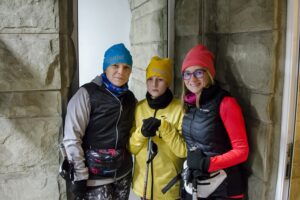 Trzy uczestniczki grupy biegowej pod rektoratem