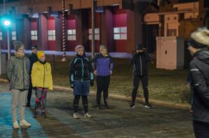 Na zdjęciu: uczestnicy rozpcoczynający trening na ul. Akademickiej