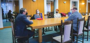 Uczestnicy spotkania z laureatami konkursu O nauce po ludzku