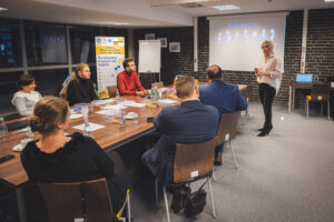 Uczestnicy wraz z prowadzącą szkolenie z komunikacji naukowej