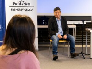 Na zdjęciu Jarosław Juszkiewicz prowadzący warsztaty z emisji głosu.