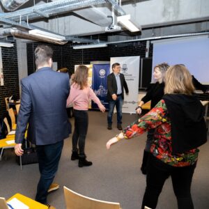 Uczestnicy wykonujący rozgrzewkę.