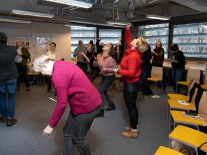 Uczestnicy warsztatów wykonują ćwiczenia oddechowe