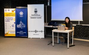 Uczestniczka warsztatów czyta tekst przed mikorfonem.