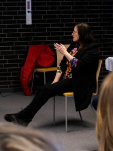 Katarzyna Głuch-Juszkiewicz prowadząca warsztaty z emisji głosu.