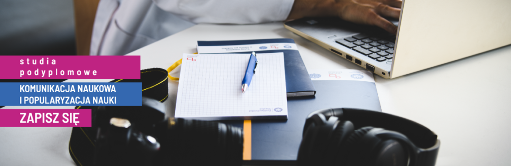 Baner z napisem na różowym i niebieskim tle. Na banerze jest umieszczone zdjęcie z aparatem, słuchawkami, notesami oraz laptopem.