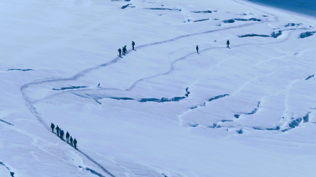 Lodowiec w Alpach i turyści
