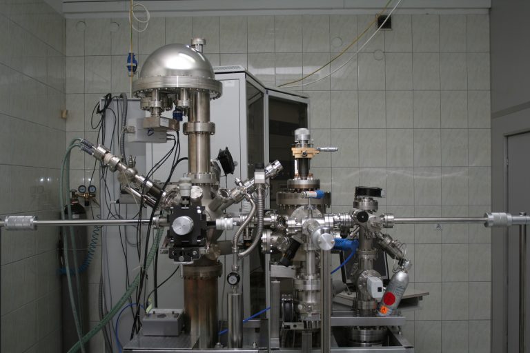 Instalacja technologiczno-badawcza bardzo wysokiej próżni
