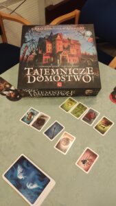 Zdjęcie przedstawia planszówkę Tajemnicze Domostwo wraz z jej kartami do gry