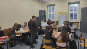 Zdjęcie przedstawia dużą liczbę osób grających w gry planszowe