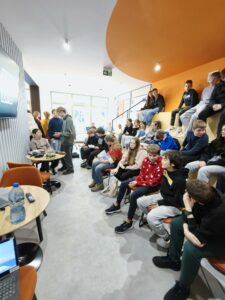 Uczestnicy spotkania dyskutują między sobą. Kliknięcie powoduje zwiększenie zdjęcia.