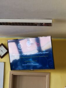 Ekran z prezentacją pt. „Dziura w sercu – jak współczesna medycyna potrafi ją naprawić?”. Kliknięcie powoduje zwiększenie zdjęcia.