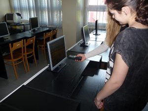 Pomiar pola elektromagnetycznego wytwarzanego przez monitor komputerowy