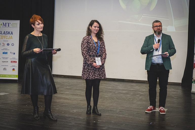 Na zdjęciu finalistka oraz prowadzący konkurs Three Minute Thesis