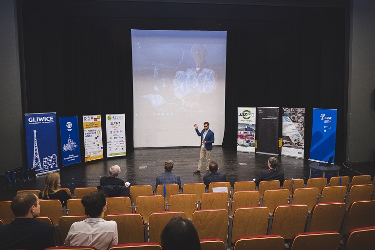 Na zdjęciu finalista konkursu Three Minute Thesis opowiadający o pracy naukowej