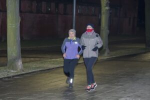 Dwie uczestniczki grupy biegną ul. Akademicką