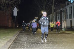 Trening biegaczy na ul. Akademickiej wzdłuż podcieni Wydziału Górniczego