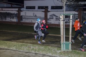 Troje uczestników biega po ulicy Akademickiej