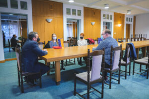 Uczestnicy spotkania z laureatami konkursu O nauce po ludzku