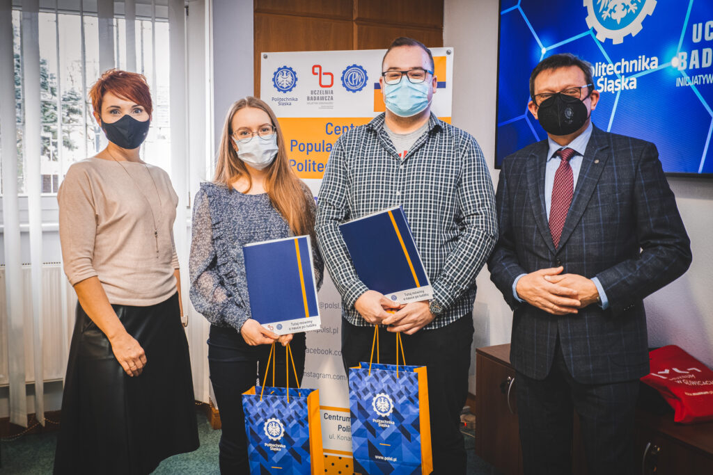 Na zdjęciu od lewej dr hab. Aleksandra Ziembińska-Buczyńska, prof. PŚ, pani MArta Sanigórska, pan Andrzej Jałowiecki, Prorektor dr hab. inż. Tomasz Trawiński, prof. PŚ