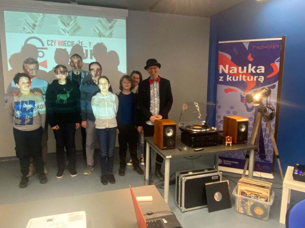 Dzieci i rodzice oraz prowadzący zajęcia