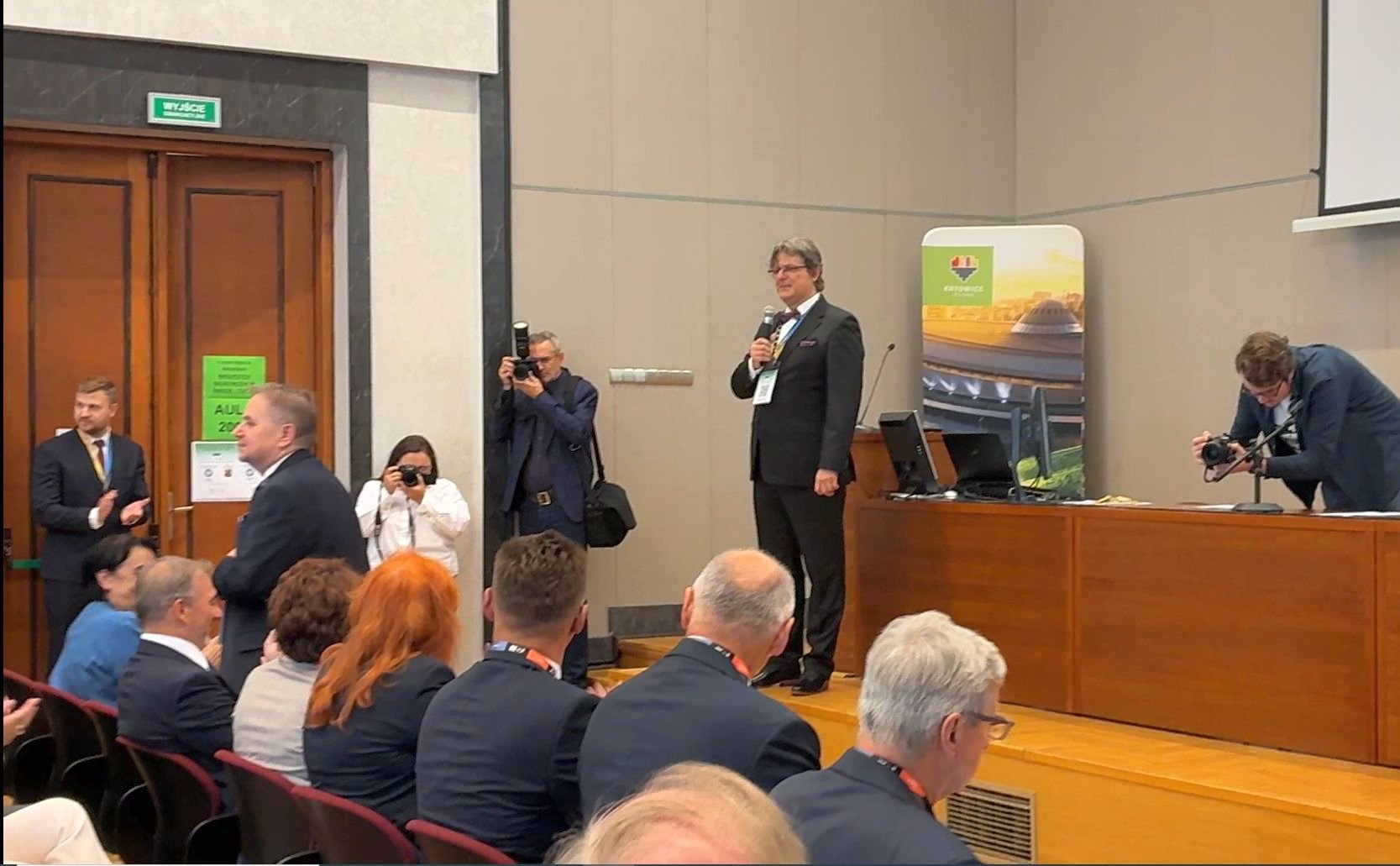 Powitanie rektora Śląskiego Uniwersytetu Medycznego w Katowicach prof. dr. hab. n. med. Tomasza Szczepańskiego, który jest w gronie dwóch procent najczęściej cytowanych naukowców w świecie