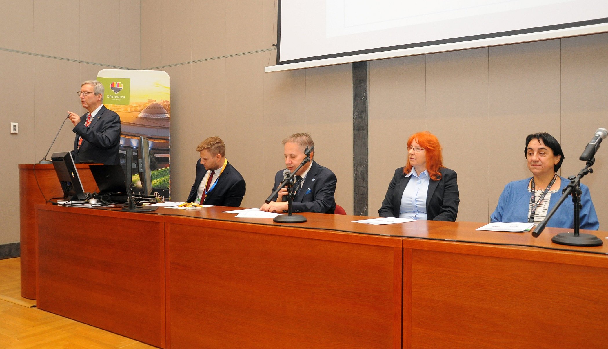 Referat wygłaszany przez prezesa Polskiej Akademii Nauk – Oddziału w Katowicach prof. dr. hab. n. med. dr. h.c. Andrzeja Więcka, który jest gronie dwóch procent najczęściej cytowanych naukowców w świecie