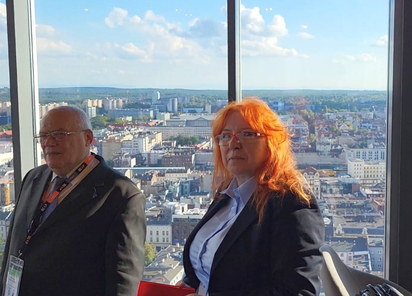 Uczestnicy i organizatorzy II Konferencji Naukowej Najlepszych Naukowców w Świecie – TOP 2% podczas uroczystej kolacji odbywającej się również na najwyższym poziomie, czyli w restauracji na 27. piętrze budynku w Katowicach (zbliżenie)