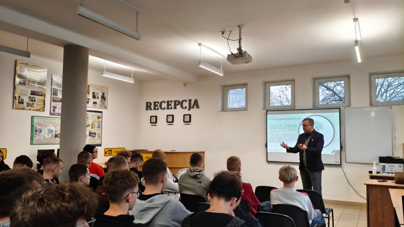 Prof. Aleksander Sobota przemawia do uczniów technikum