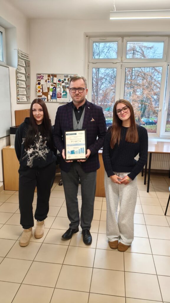 Profesor Aleksander Sobota i uczennice technikum