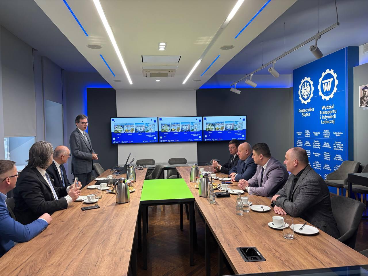 Przedstawiciele Lwowskiego Narodowego Uniwersytetu Medycyny Weterynaryjnej i Biotechnologii im. Stefana Grzyckiego oraz Wydziału Transportu i Inżynierii Lotniczej Politechniki Śląskiej siedzący przy stole w sali 1023 w czasie wystąpienia dziekana Grzegorza Sierpińskiego