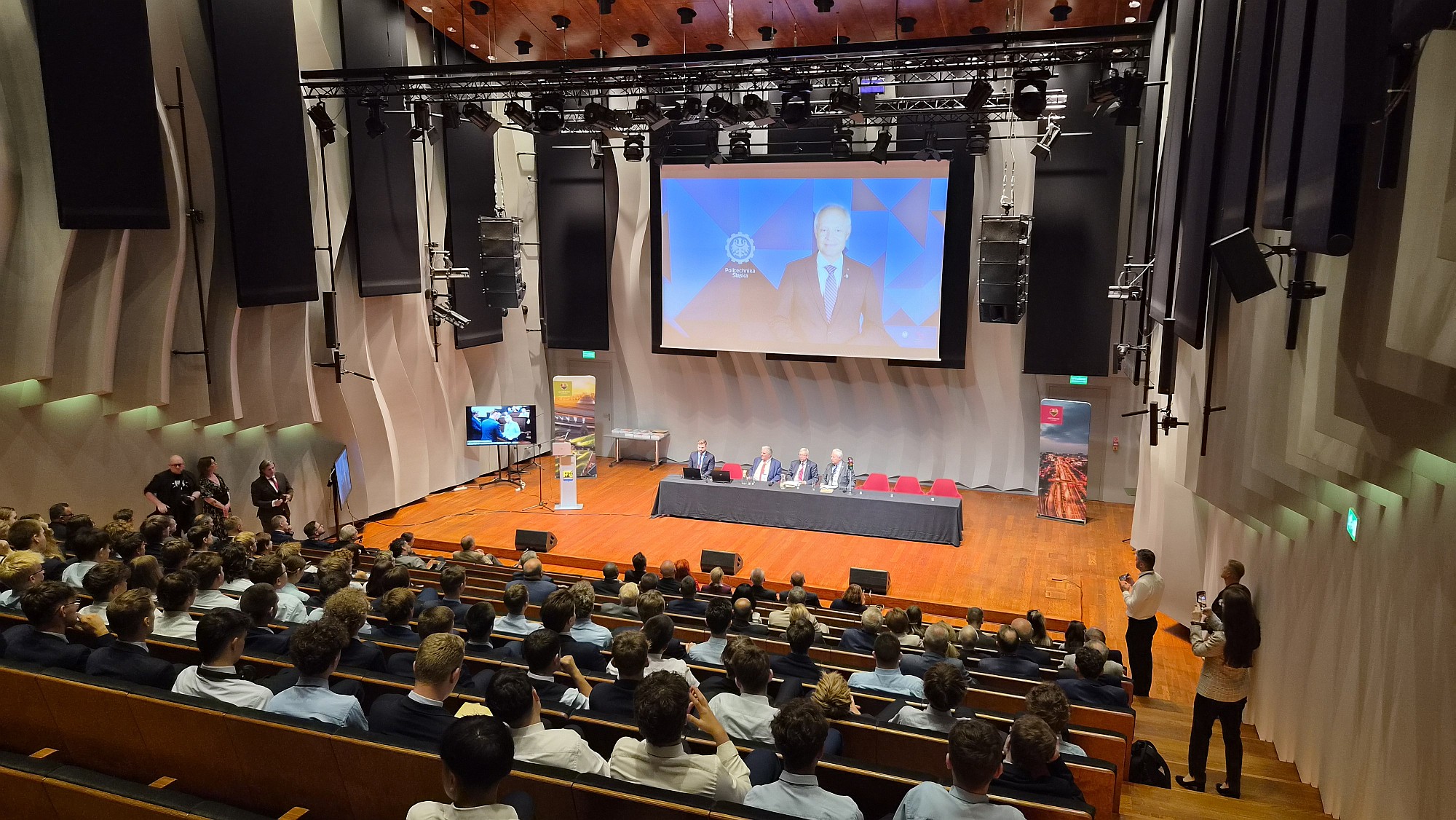 Konferencja Top 2% 2026 w NOSPR - na ekranie odtwarzane wystąpienie rektora Politechniki Śląskiej