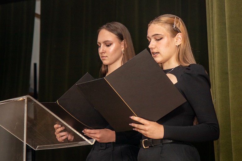 Zdjęcie dwóch maturzystek ALO w Rybniku