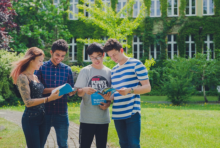 Zdjęcie studentów w kampusie