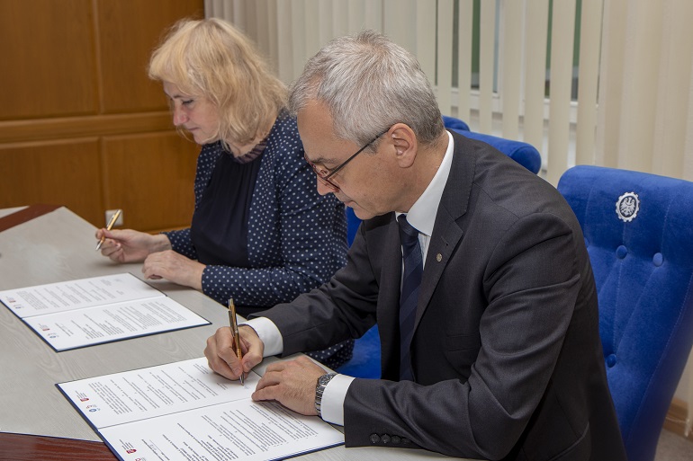 Na zdjęciu widzimy Rektora Politechniki Śląskiej prof. Arkadiusza Mężyka podpisującego porozumienie o współpracy z Rektorem Uniwersytetu Humanistyczno-Przyrodniczego im. Jana Długosza w Częstochowie prof. Anną Wypych-Gawrońską