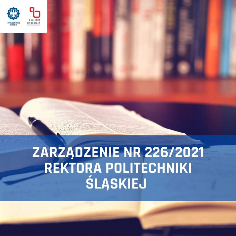 Na zdjęciu widzimy otwartą książkę leżącą na biurku. W tle regał z książkami. Na zdjęciu napis zarządzenie Rektora nr 226/2021