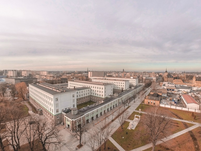 Na zdjęciu widzimy kampus Politechniki Śląskiej z lotu ptaka. Sa to budynki, alejki i drzewa zimowa porą.