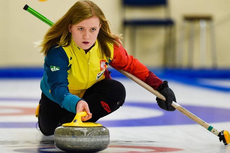 Na zdjęciu widzimy Martę plutę na lodowisku grającą w curling