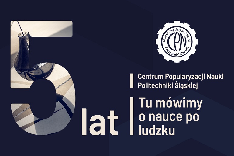Na granatowej grafice widzimy białe napisy związane z piątymi urodzinami Centrum Popularyzacji Nauki i logo centrum