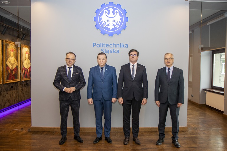 Na zdjęciu widzimy sygnatariuszy umowy stojących w Sali senatu Politechniki Śląskiej