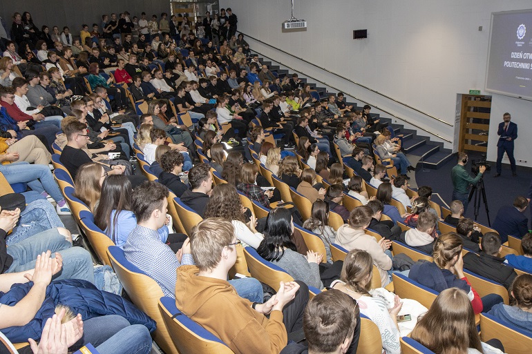 na zdjęciu widzmy uczestników spotkania siedzących na sali konferencyjnej