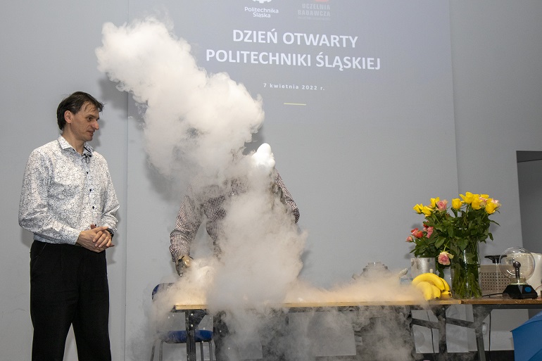 Na zdjęciu widzimy pokazy fizyków