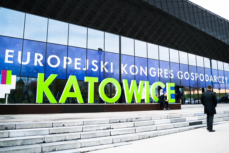 Na zdjęciu widzimy budynek Międzynaordowego centrum kongresowego z bannerem kongresu i napisem Katowice