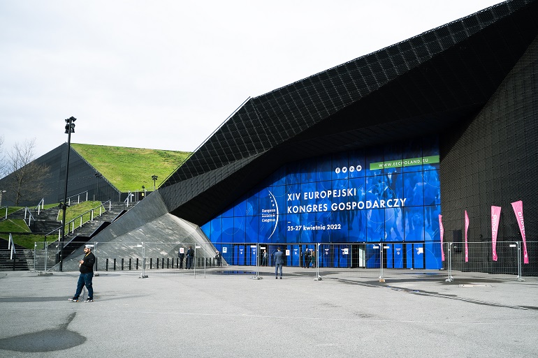 Na zdjęciu widzimy budynek międzynarodowego centrum kongresowego w Katowicach. Na nim wielki banner z napisem europejski kongres gospodarczy