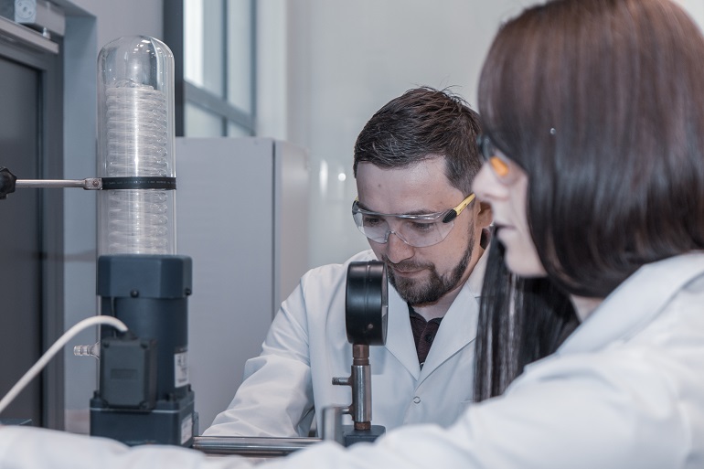 Na zdjęciu widzimy dwóch naukowców pracujących w laboratorium
