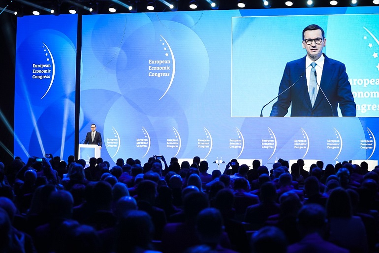 Na zdjęciu widzimy premiera przemawiającego na kongresie
