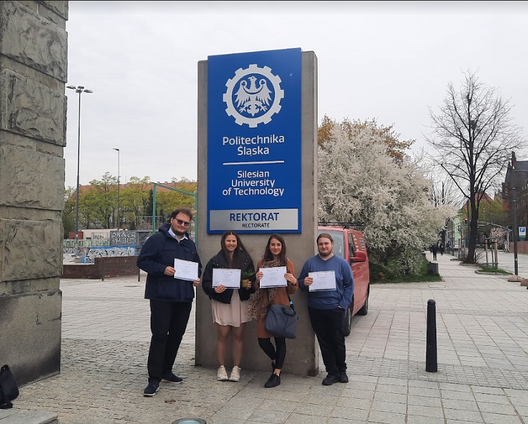 Na zdjęciu widzimy studentów Politechniki Śląskiej, którzy są w finale międzynarodowego konkursu Eureca-Pro. Stoją oni przed budynkiem Rektoratu Uczelni