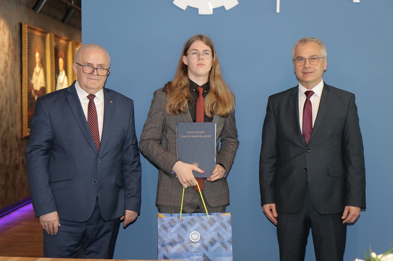 Na zdjęciu widzimy jednego z laureatów konkursu o oraz Rektora i Prorektora