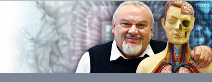 Na zdjęciu widzimy profesora z modelem anatomicznym człowieka